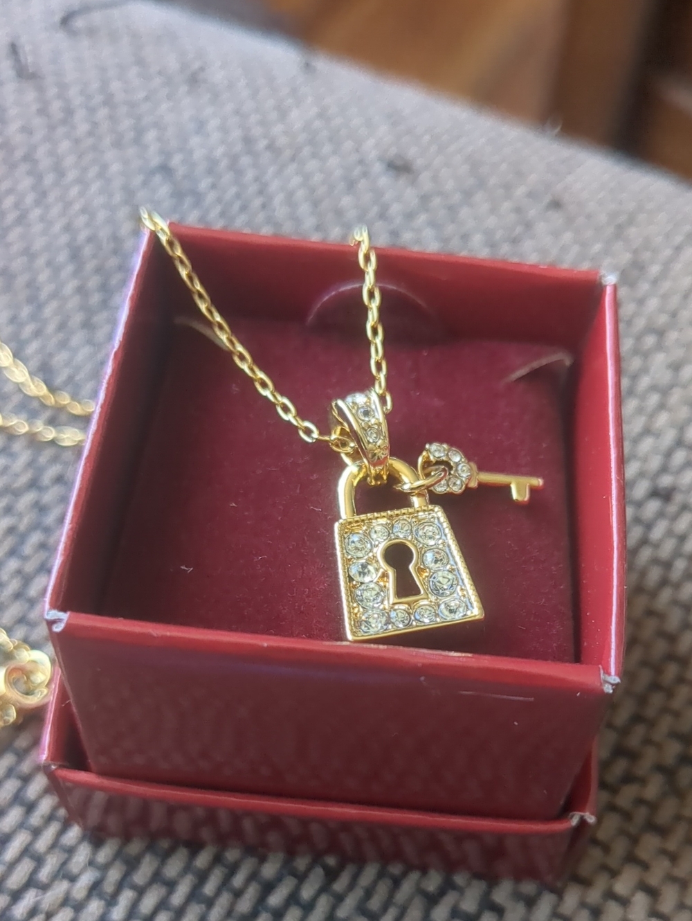 New! Avon Favorite Treasure Pendant Necklace